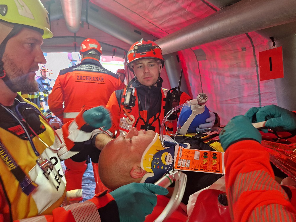 Skoro 300 hasičů, záchranářů a policistů z Česka, Slovenska i Rakouska si vyzkoušelo nácvik záchranných prací při povodních